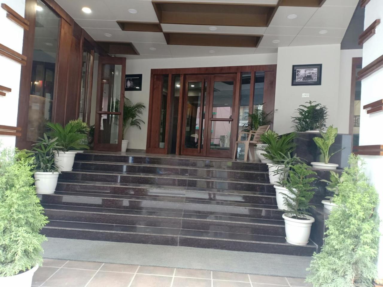 Abhinav International Hotel 3*