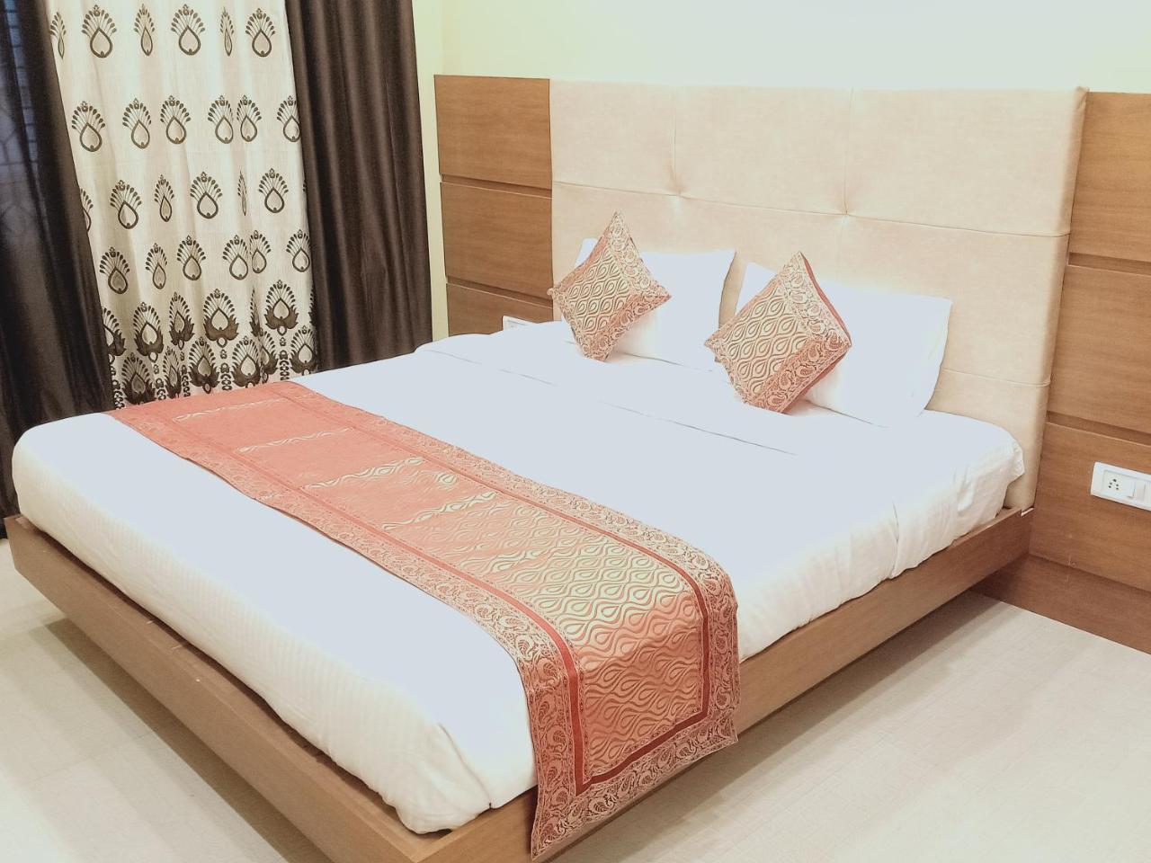Rk 3 Bedroom With Kitchen And Balcony * Varanasi
