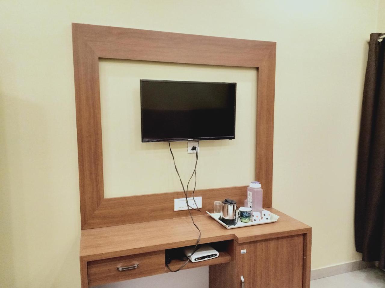 Rk 3 Bedroom With Kitchen And Balcony Apartment *