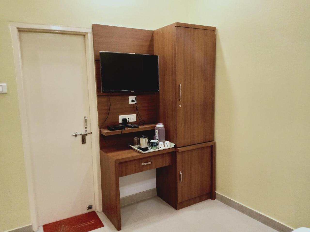 Rk 3 Bedroom With Kitchen And Balcony * Varanasi